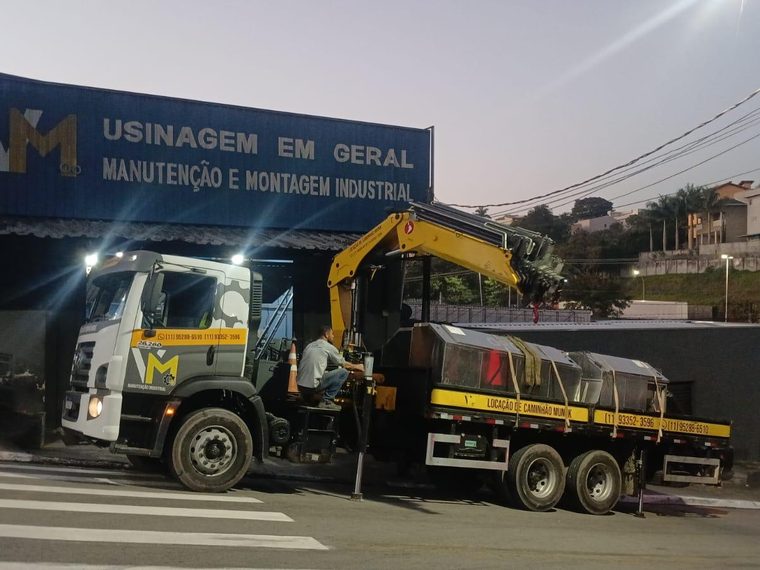 Carga e descarga em operação industrial